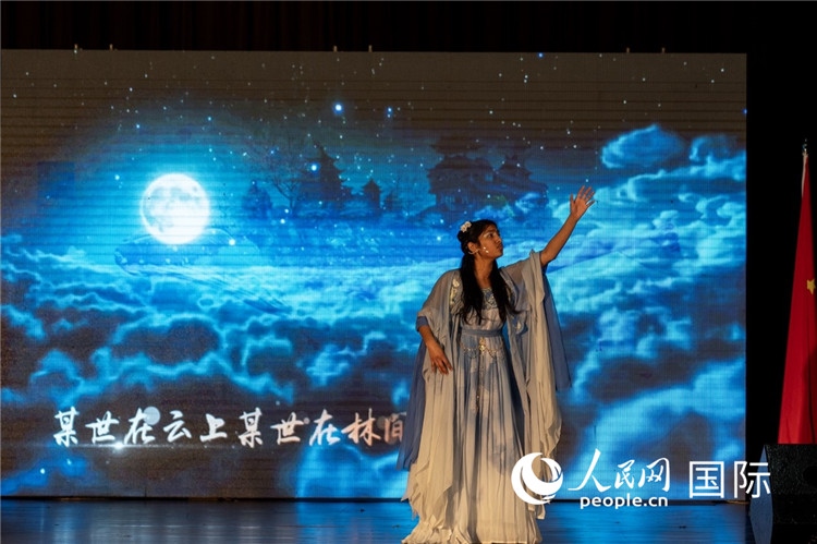 參賽選手演唱中文歌曲《左手指月》。人民日?qǐng)?bào)非洲中心分社 希拉茲·莫林?jǐn)z