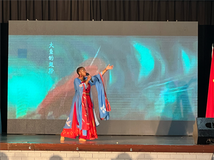 一等獎(jiǎng)獲得者彩翼進(jìn)行才藝表。（圖片來源：孔子課堂）
