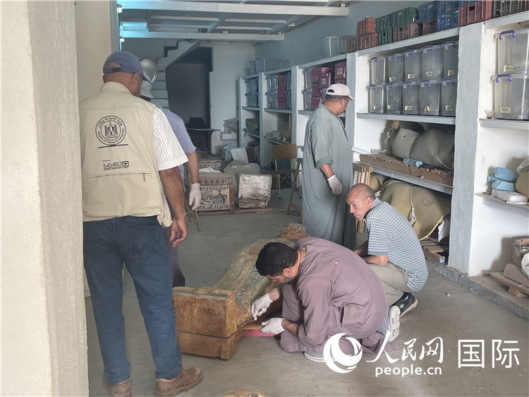 圖為中埃薩卡拉新出土文物數(shù)字化調(diào)查與研究項(xiàng)目團(tuán)隊(duì)在工作現(xiàn)場。薛江攝