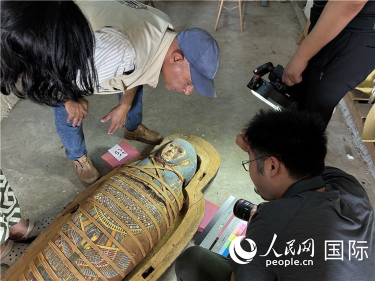 圖為中埃薩卡拉新出土文物數(shù)字化調(diào)查與研究項(xiàng)目團(tuán)隊(duì)在工作現(xiàn)場。薛江攝