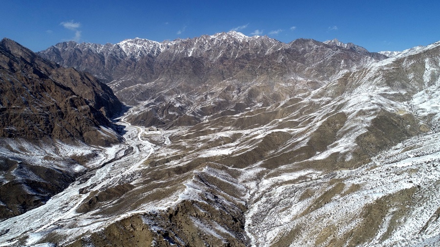 2023年2月9日在寧夏賀蘭山蘇峪口國(guó)家森林公園拍攝的雪后賀蘭山（無(wú)人機(jī)照片）。新華社記者 王鵬 攝