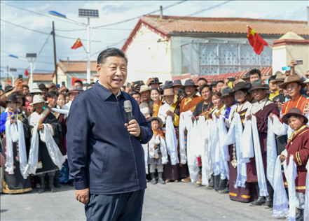 2021年6月7日至9日，習(xí)近平總書記在青?？疾臁＿@是8日下午，習(xí)近平在海北藏族自治州剛察縣沙柳河鎮(zhèn)果洛藏貢麻村考察時(shí)，同村民們親切交流。新華社記者 謝環(huán)馳 攝