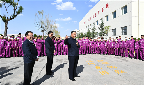 2021年6月7日至9日，習(xí)近平總書記在青?？疾臁＿@是7日下午，習(xí)近平總書記在青海圣源地毯集團(tuán)有限公司考察時(shí)，同企業(yè)員工親切交流。新華社記者 謝環(huán)馳 攝