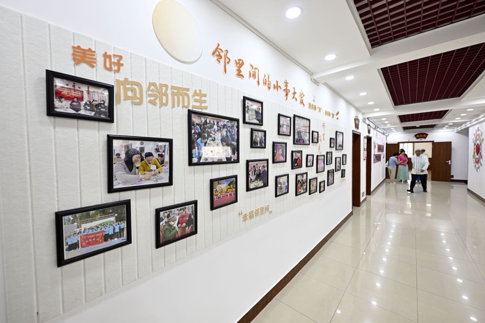 6月19日在長(zhǎng)城花園社區(qū)黨群服務(wù)中心拍攝的照片墻。