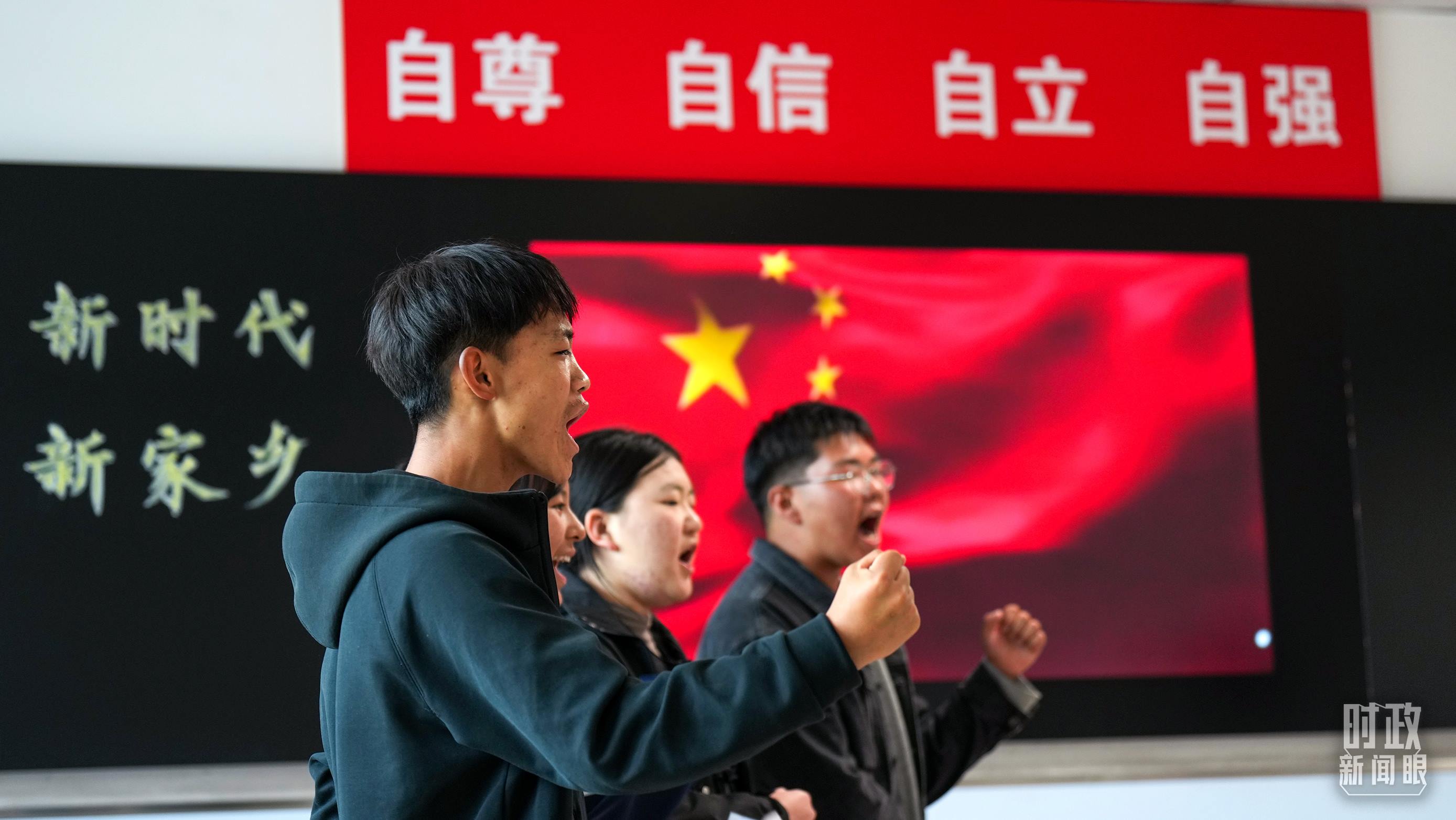 △果洛西寧民族中學(xué)高一（1）班的“新時(shí)代、新家鄉(xiāng)”主題思政課。（總臺(tái)央視記者許永松、國(guó)廣記者李晉拍攝）