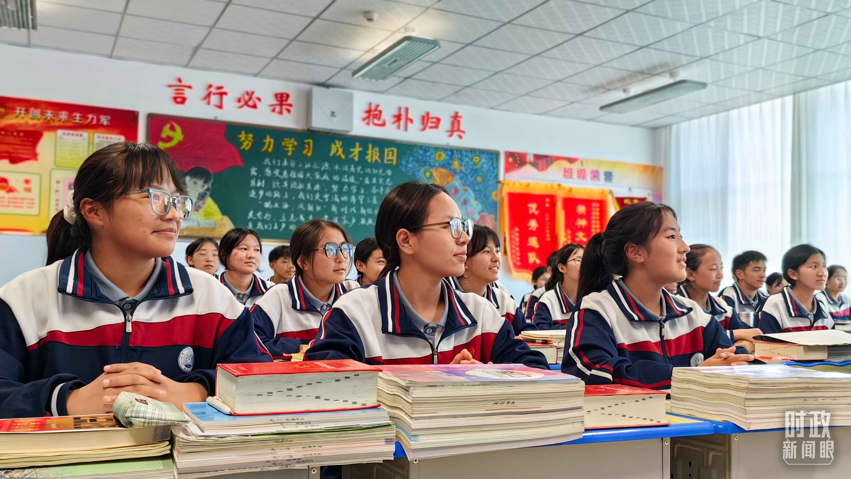 △果洛西寧民族中學(xué)高一（1）班的“新時(shí)代、新家鄉(xiāng)”主題思政課。（總臺(tái)央視記者段德文拍攝）