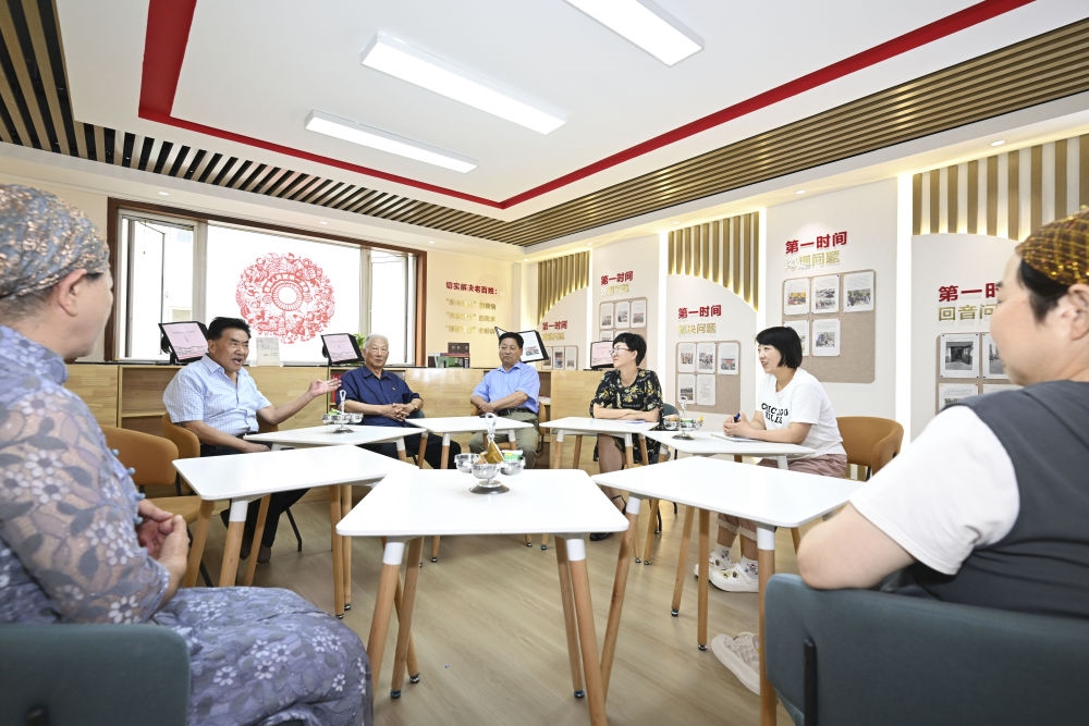 6月20日，長(zhǎng)城花園社區(qū)居民在居民議事廳議事。