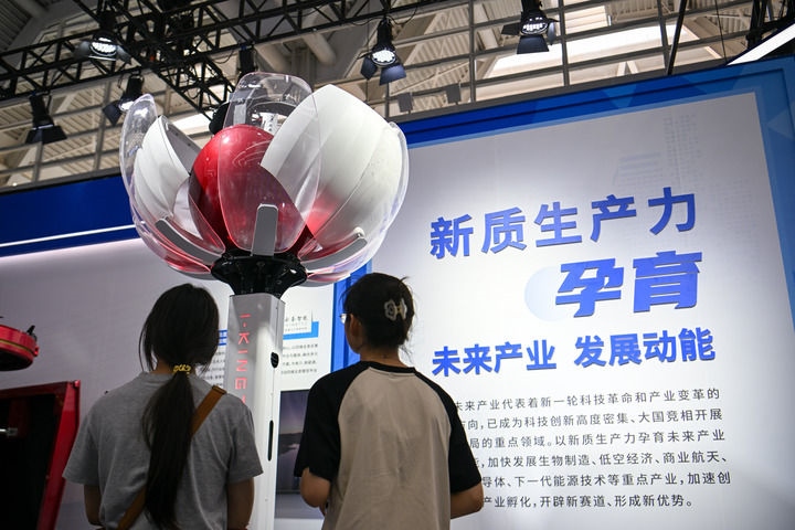 6月20日，與會者參觀天津云圣智能科技有限責(zé)任公司展區(qū)展出的“圣·寶蓮燈”全自主無人機(jī)巡檢系統(tǒng)。新華社記者 孫凡越 攝