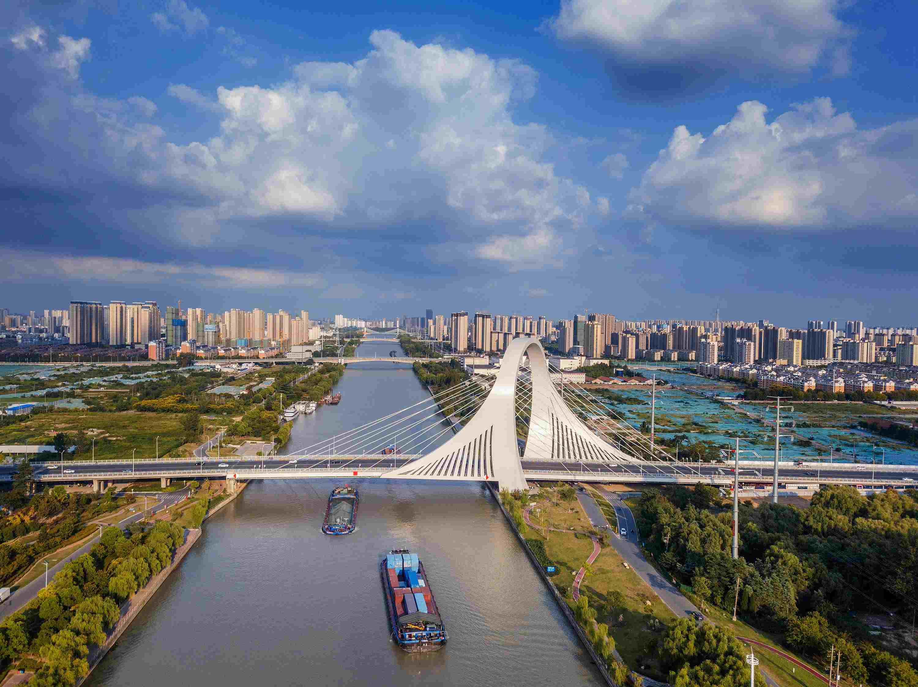 2022年9月12日，幾艘船舶行駛在江蘇淮安運(yùn)河大橋附近。