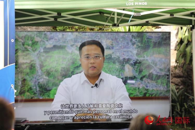 德化縣人民政府縣長方俊欽視頻致辭。人民網 埃內斯托·多明戈斯攝