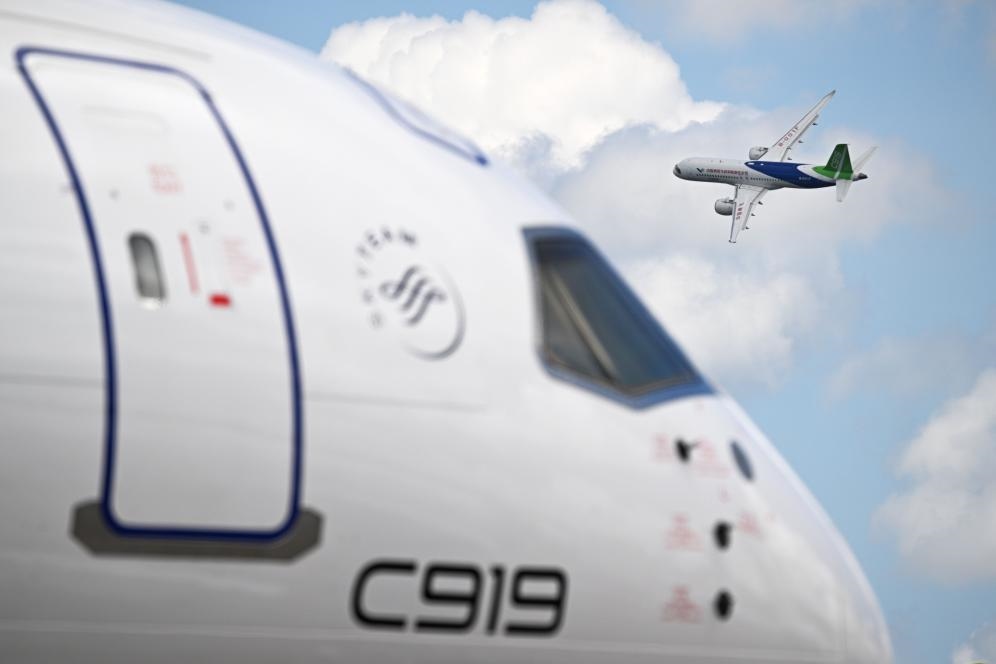 一架中國商飛公司C919客機在新加坡航展上做飛行表演（2024年2月20日攝）。新華社發(fā)（鄧智煒攝）