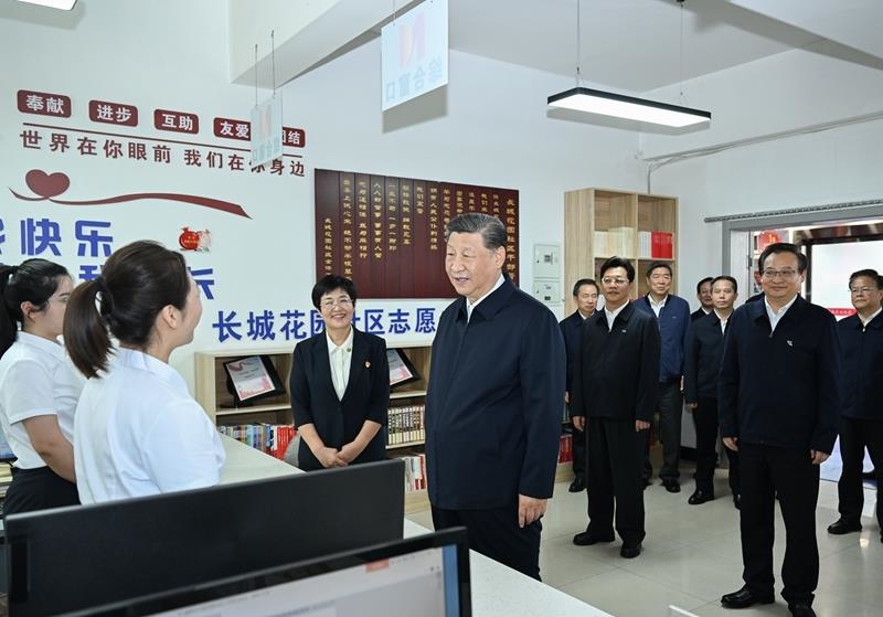 2024年6月19日，習近平總書記在寧夏銀川市金鳳區(qū)長城花園社區(qū)黨群服務中心便民服務廳了解社區(qū)開展便民惠民服務等情況。