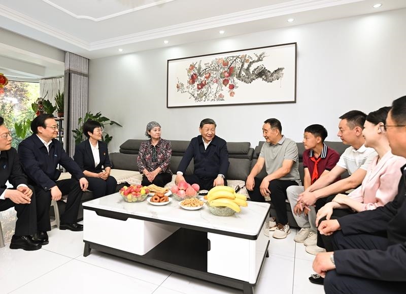 2024年6月19日，習近平總書記在寧夏銀川市金鳳區(qū)長城花園社區(qū)居民趙守成家中，同一家人圍坐在一起拉家常。