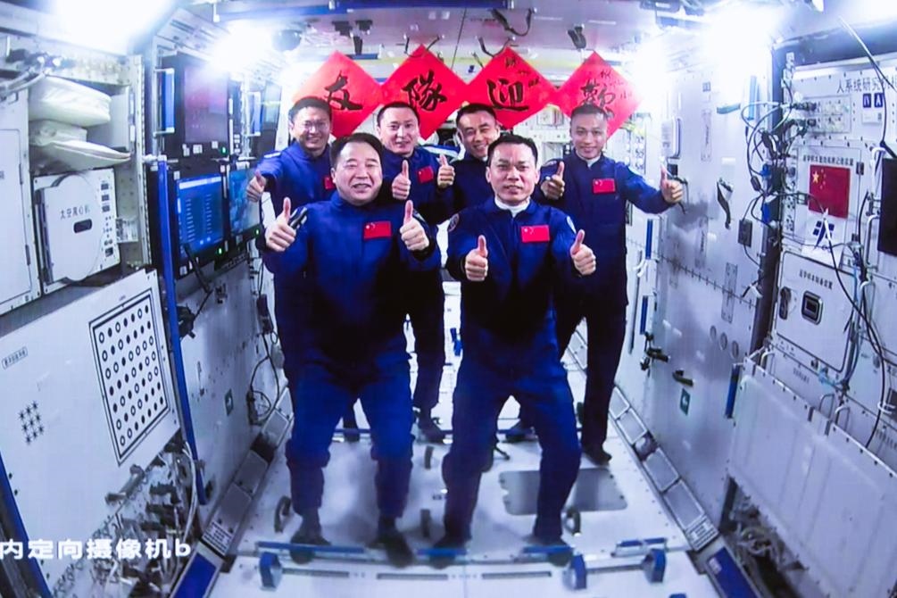 這是在北京航天飛行控制中心拍攝的神舟十六號航天員乘組與神舟十七號航天員乘組“全家福”（2023年10月26日攝）。新華社發(fā)（韓啟揚 攝）