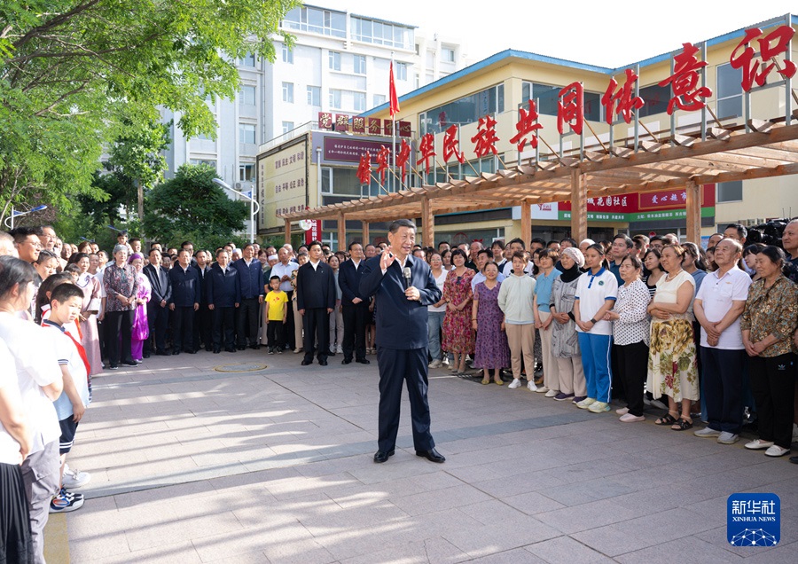 6月19日下午，習(xí)近平總書記在銀川市金鳳區(qū)長(zhǎng)城花園社區(qū)考察時(shí)，同社區(qū)居民親切交流。