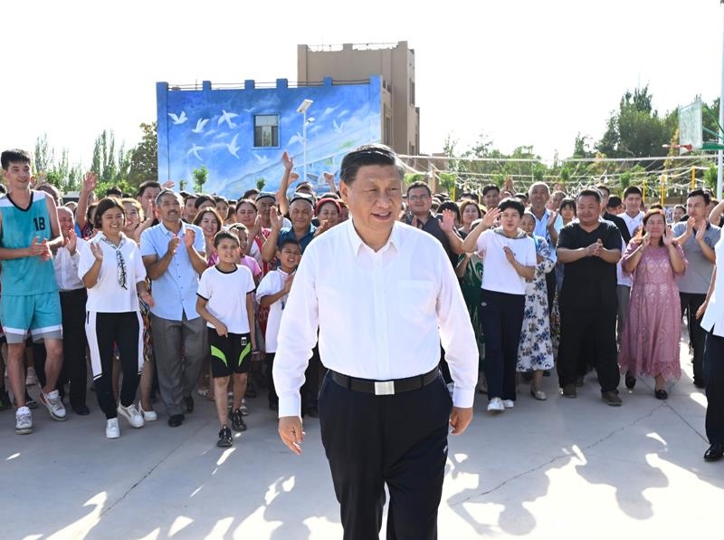 2022年7月14日，習近平總書記在新疆吐魯番市高昌區(qū)亞爾鎮(zhèn)新城片區(qū)新城西門村考察時，同各族群眾在一起。