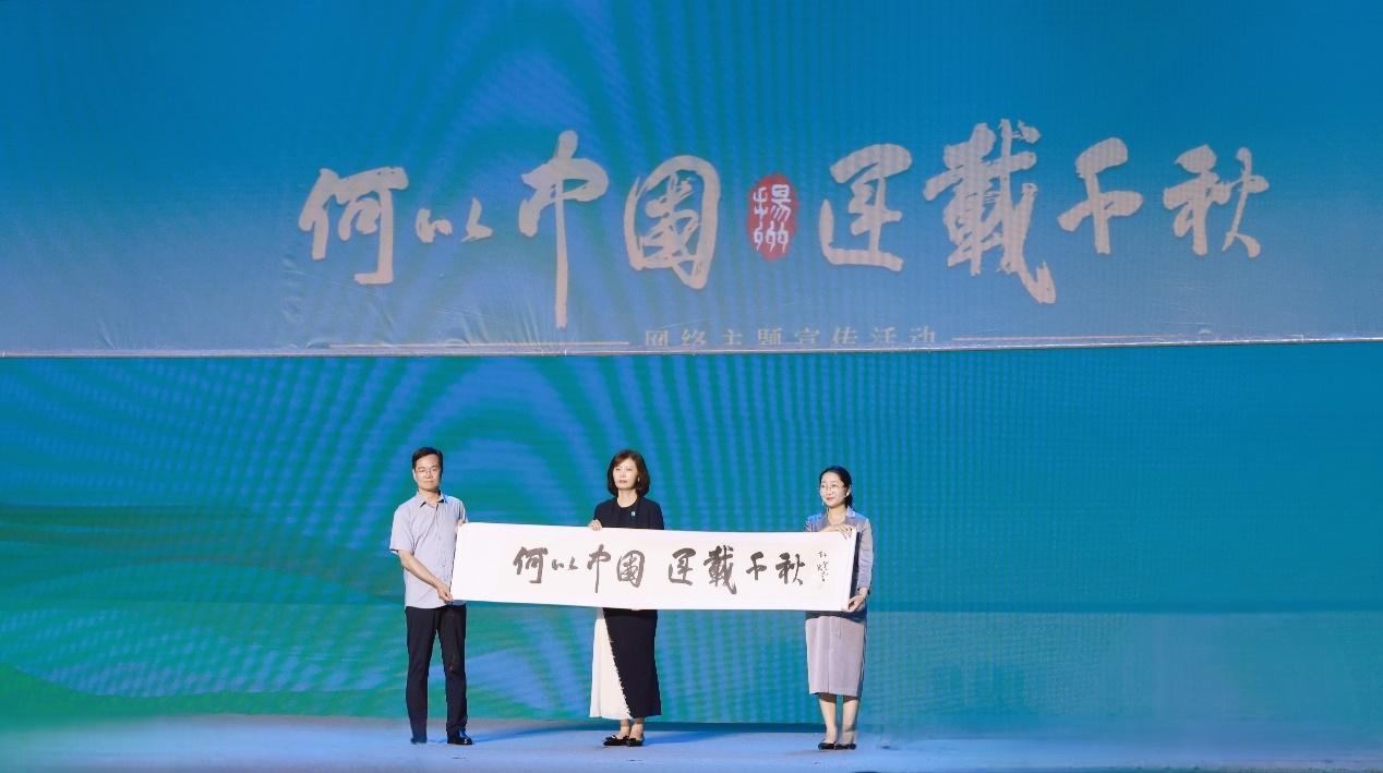 隋唐大運(yùn)河文化博物館館長曹岳森（左）、揚(yáng)州中國大運(yùn)河博物館館長鄭晶（中）、浙東運(yùn)河博物館負(fù)責(zé)人張慧（右）共同展卷。