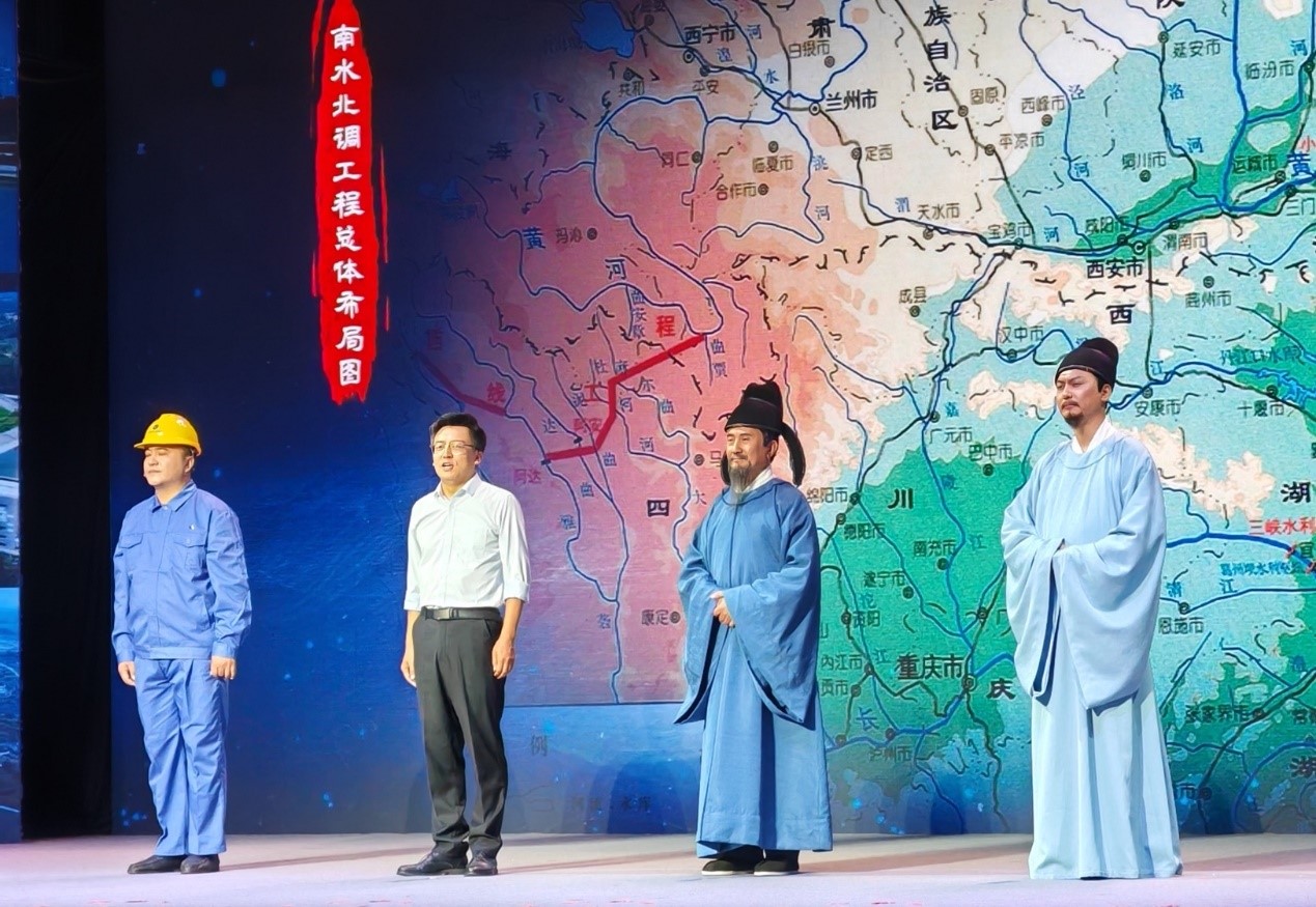 演員張志堅(jiān)（右二）、演員侯京?。ㄓ乙唬?、北京郭守敬紀(jì)念館執(zhí)行館長張鵬（左二）和江蘇省江都水利工程管理處第二抽水站管理所副所長郭凱（左一）同臺演繹。