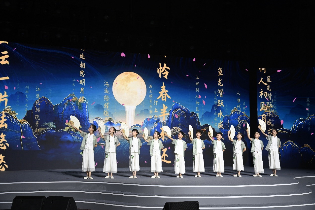 揚(yáng)州市邗江區(qū)實(shí)驗(yàn)學(xué)校蔣王小學(xué)學(xué)生吟誦《春江花月夜》。