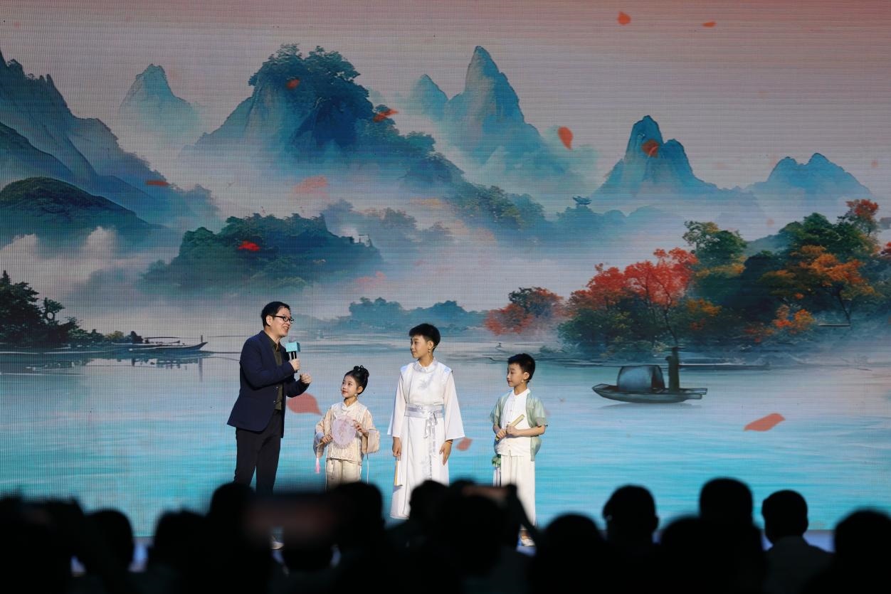 南京師范大學(xué)教授酈波（左一）與2024中國詩詞大會選手張可兒（左二）、姜敬曦（右二），揚(yáng)州市邗江區(qū)實(shí)驗(yàn)學(xué)校蔣王小學(xué)學(xué)生陸俊屹（右一）趣談大運(yùn)河詩詞文化。