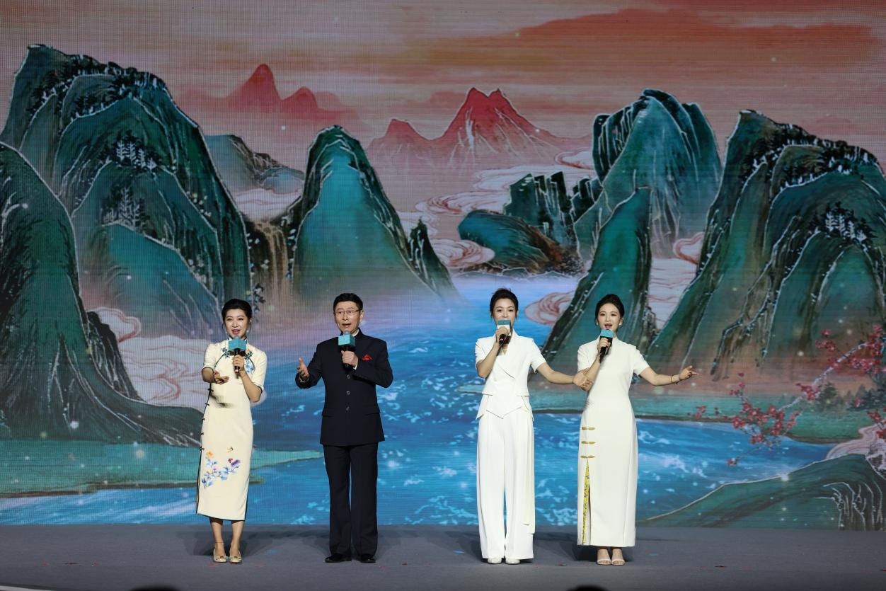 國家一級演員、京劇表演藝術(shù)家王平（左二），國家一級演員、南京藝術(shù)學(xué)院教授單雯（左一），浙江小百花越劇團(tuán)青年演員陳麗君（右二）、何青青（右一）同臺唱響千年運(yùn)河情。