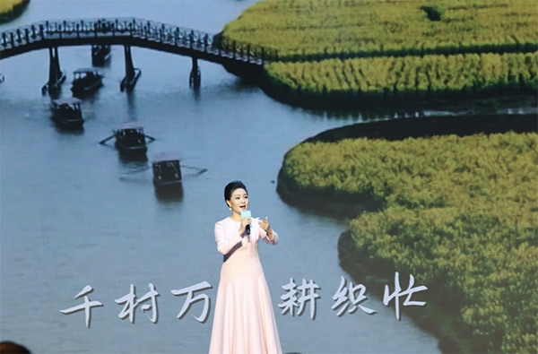 歌唱家、中國音樂學(xué)院教授雷佳現(xiàn)場演唱。