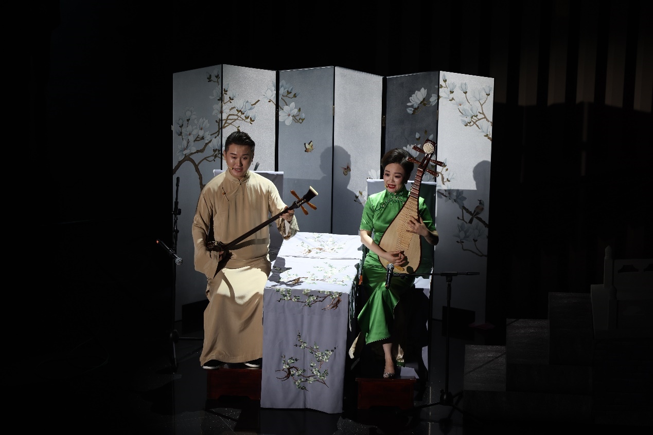 國家一級演員、揚(yáng)州曲藝研究所青年演員劉芓君（右）、揚(yáng)州曲藝研究所青年演員王智超（左）現(xiàn)場表演。