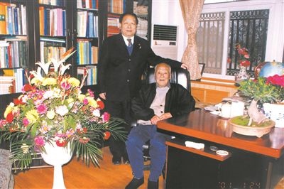 2001年2月，李德仁（左一）給導(dǎo)師王之卓拜年。