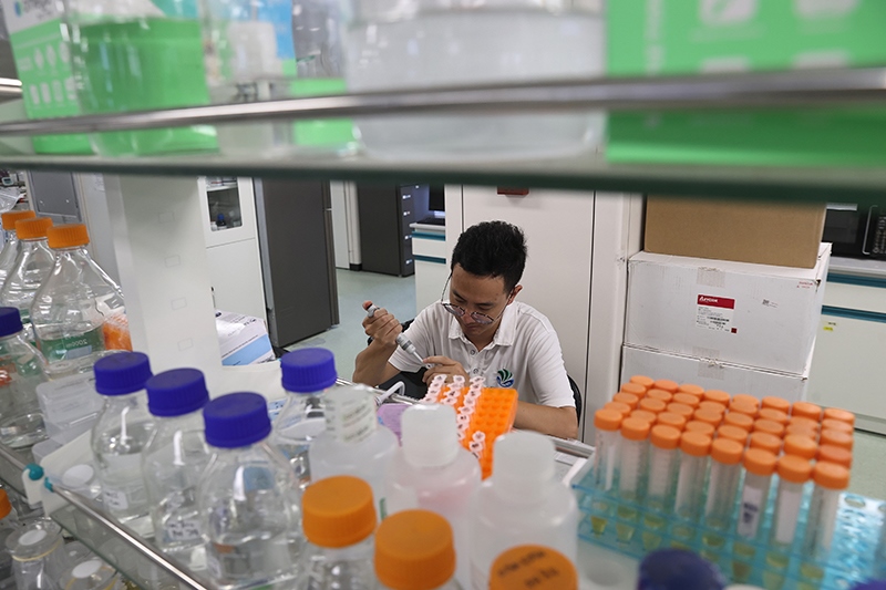 在三亞崖州灣科技城，一名青年科技工作者正在進(jìn)行科研工作。