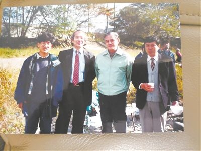 薛其坤（左一）在日本求學(xué)期間與導(dǎo)師櫻井教授合影。受訪者供圖