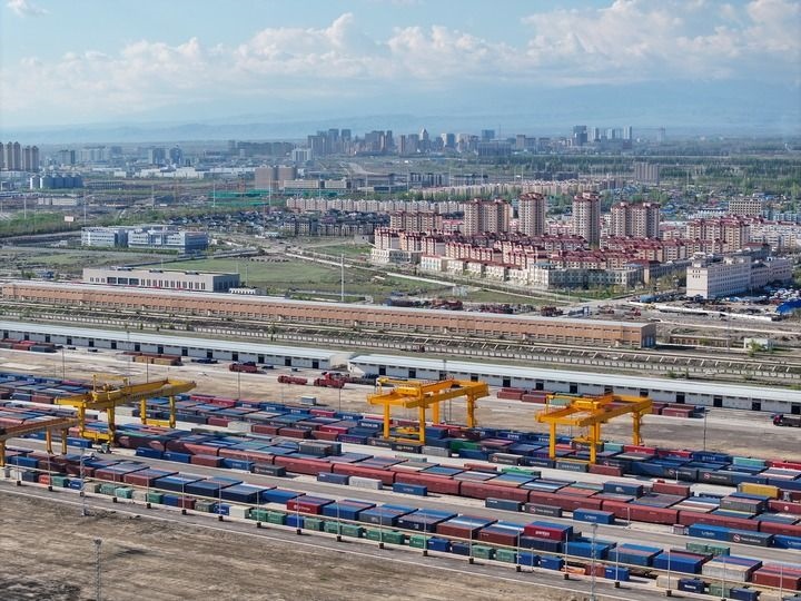 這是2024年4月18日拍攝的霍爾果斯鐵路口岸換裝場（無人機照片）。新華社記者 趙戈 攝