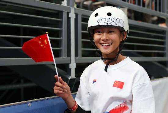 5月16日，巴黎奧運(yùn)會(huì)資格系列賽上海站滑板女子碗池預(yù)賽在上海舉行。圖為鄭好好在比賽后慶祝，她在預(yù)賽中最佳成績?yōu)?1.73分。新華社記者 王楷焱 攝
