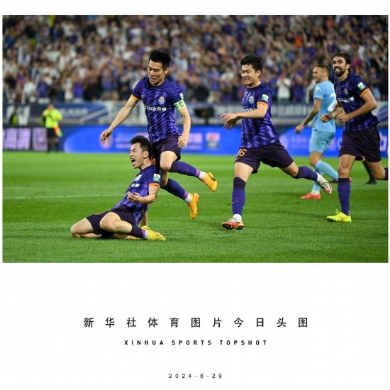  6月29日，天津津門虎隊球員劉俊賢（左一）在比賽中進球后慶祝。新華社記者 孫凡越 攝