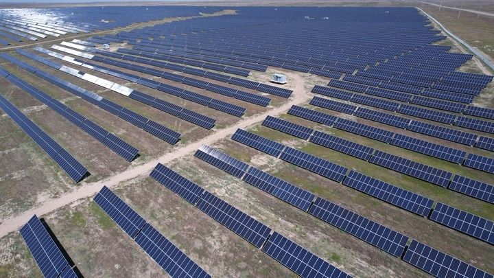 這是2023年5月4日在哈薩克斯坦阿拉木圖州拍攝的卡普恰蓋100兆瓦光伏電站的太陽能電池板（無人機照片）。新華社發(fā)（奧斯帕諾夫攝）