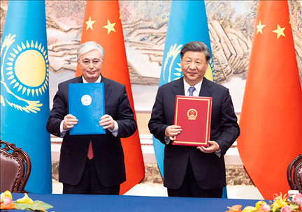 2023年5月17日下午，國(guó)家主席習(xí)近平在西安同來(lái)華出席中國(guó)—中亞峰會(huì)并進(jìn)行國(guó)事訪問(wèn)的哈薩克斯坦總統(tǒng)托卡耶夫會(huì)談。會(huì)談后，兩國(guó)元首簽署了《中華人民共和國(guó)和哈薩克斯坦共和國(guó)聯(lián)合聲明》，共同見(jiàn)證簽署經(jīng)貿(mào)、能源、交通、農(nóng)業(yè)、互聯(lián)互通、人文、地方等領(lǐng)域多項(xiàng)雙邊合作文件。新華社記者 黃敬文 攝