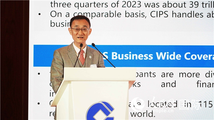 跨境銀行間支付清算有限責(zé)任公司總裁許再越發(fā)言。 人民網(wǎng) 張茜 攝