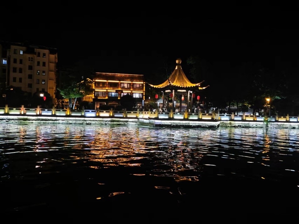 里運(yùn)河文化長廊夜景。人民網(wǎng)記者 黃鈺攝
