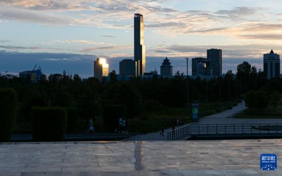 這是7月2日拍攝的哈薩克斯坦首都阿斯塔納市中心的建筑群。新華社記者 白雪騏 攝