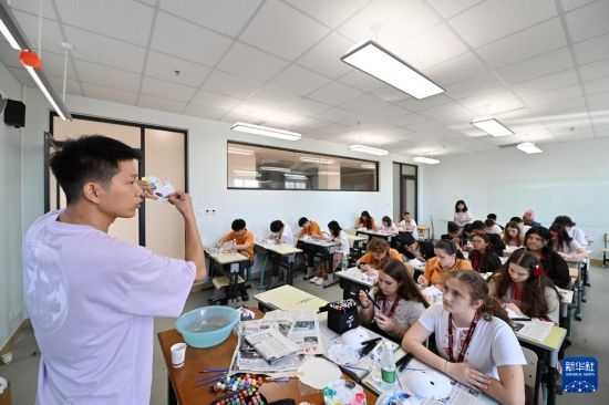 7月3日，外國學(xué)生在學(xué)習(xí)繪制京劇臉譜。新華社記者 李然 攝
