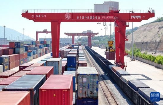 6月30日，在中哈連云港物流合作基地，大型機械在吊裝集裝箱（無人機照片）。新華社發(fā)（王健民 攝）