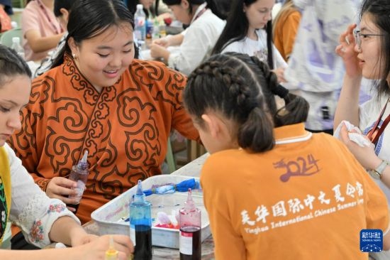 7月3日，外國學(xué)生在了解中國的染布技術(shù)。新華社記者 李然 攝