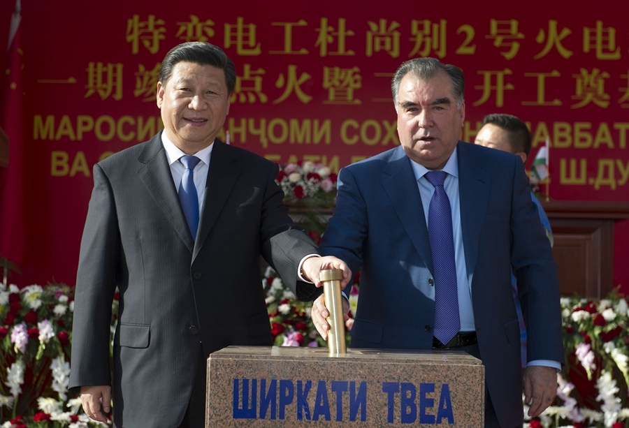 2014年9月13日，國家主席習(xí)近平和塔吉克斯坦總統(tǒng)拉赫蒙在杜尚別共同出席中塔兩國重大合作項(xiàng)目——杜尚別2號(hào)熱電廠一期工程竣工儀式、二期工程開工儀式。這是習(xí)近平和拉赫蒙一同將裝有兩國元首簽名二期工程奠基紀(jì)念頁的金色金屬管放入水泥墩中。新華社記者 黃敬文 攝