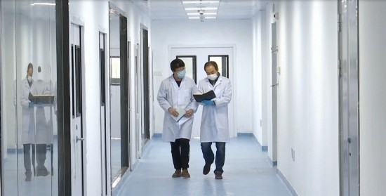 中國科學(xué)院贛江創(chuàng)新研究院科研人員在交流。（贛州市贛縣區(qū)融媒體中心供圖）