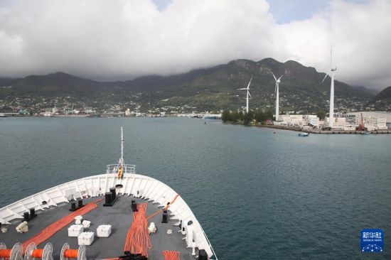 7月5日，中國(guó)海軍“和平方舟”號(hào)醫(yī)院船抵達(dá)塞舌爾維多利亞新港碼頭。新華社發(fā)（劉志磊 攝）