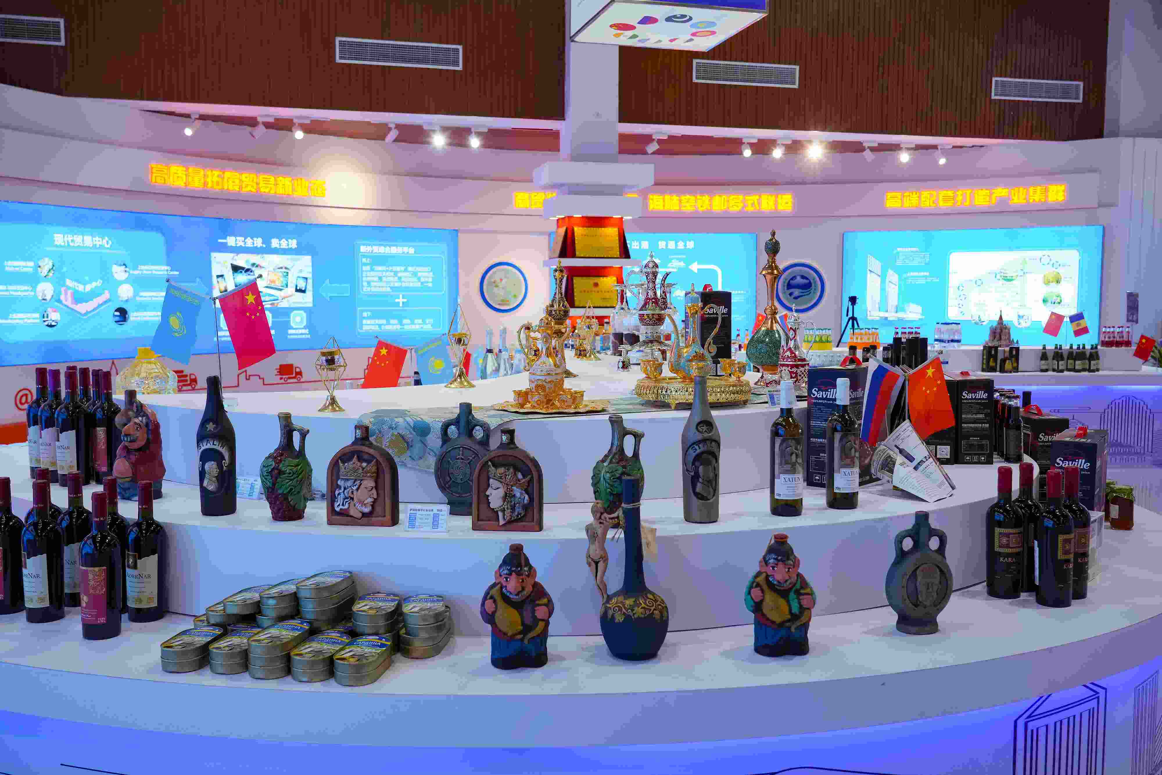 2022年10月19日，青島，上合示范區(qū)展出的上合組織國家特色商品。