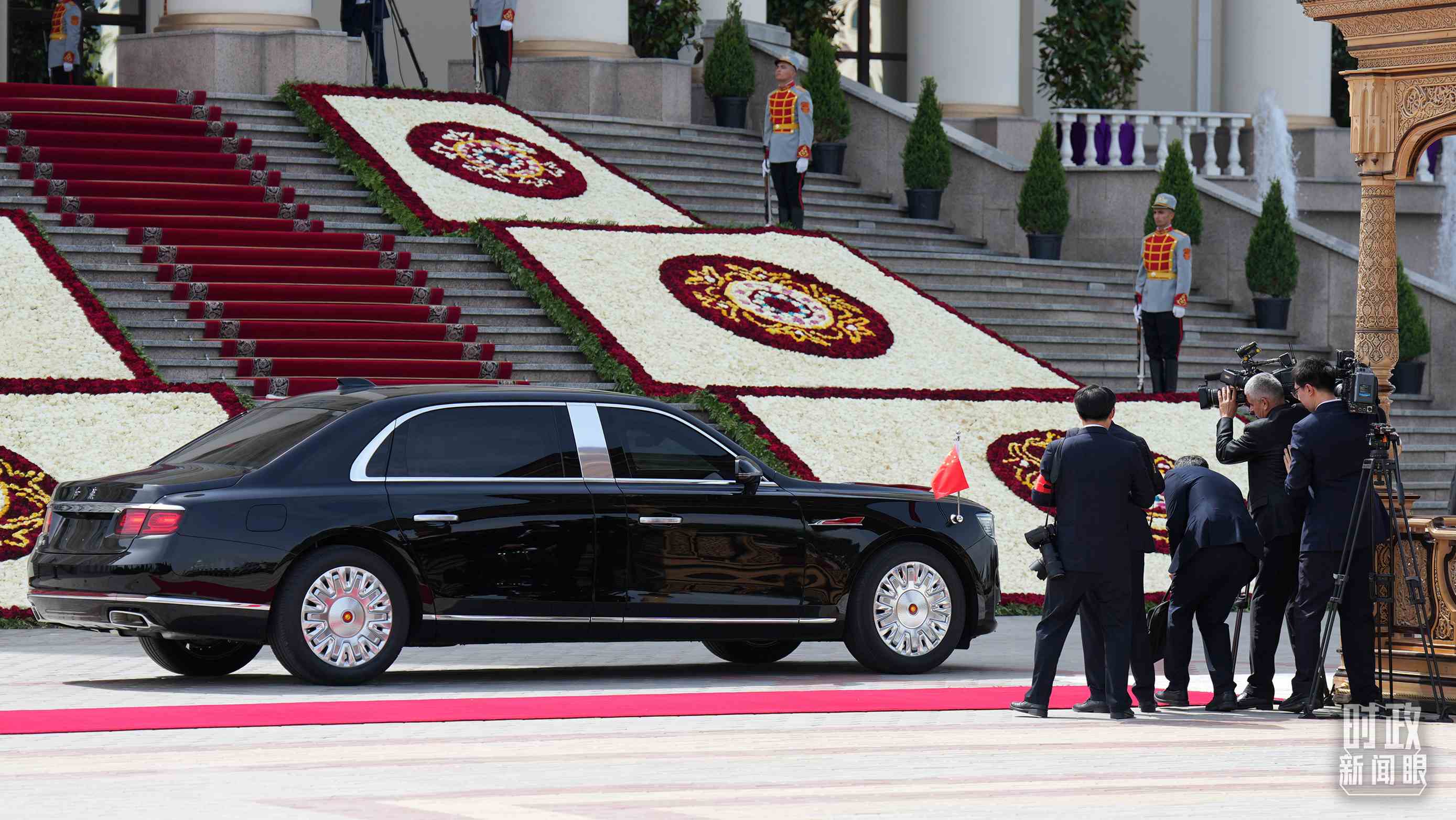 △習(xí)主席乘坐的紅旗車抵達(dá)塔總統(tǒng)府。（總臺記者李晉拍攝）