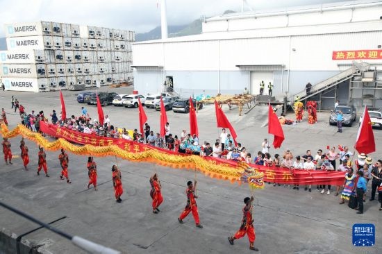 這是7月5日在塞舌爾維多利亞新港碼頭拍攝的歡迎儀式。新華社發(fā)（劉志磊 攝）