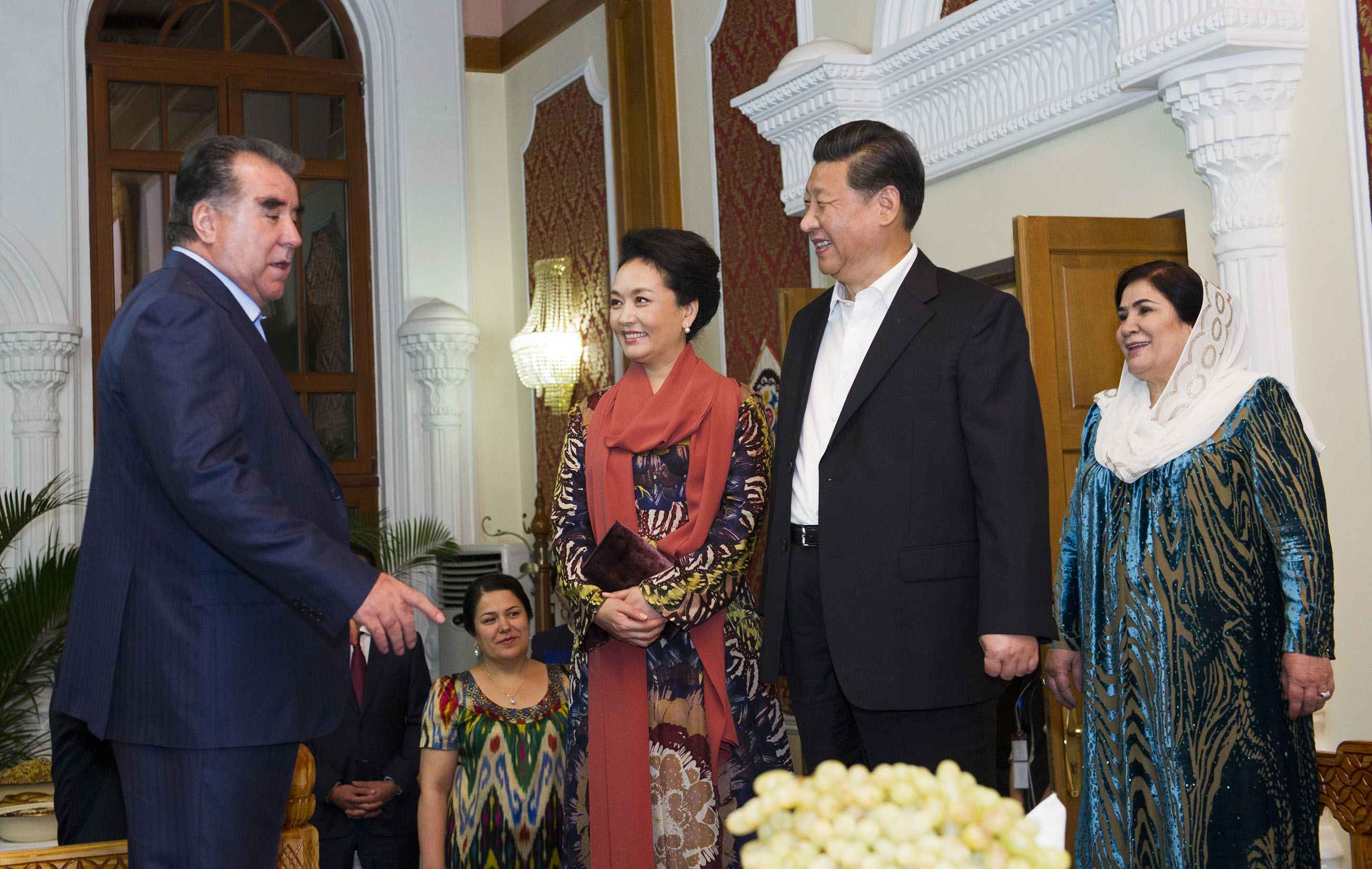 2014年9月12日，習(xí)近平主席在杜尚別出席塔吉克斯坦總統(tǒng)拉赫蒙舉行的家宴。這是習(xí)近平主席和夫人彭麗媛在拉赫蒙夫婦陪同下參觀總統(tǒng)官邸。