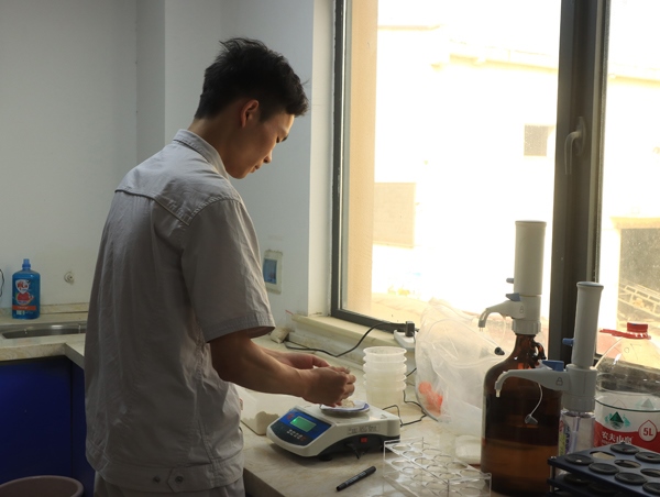 武漢直屬庫租倉點質(zhì)檢員正在對小麥進行質(zhì)量檢測。受訪者供圖