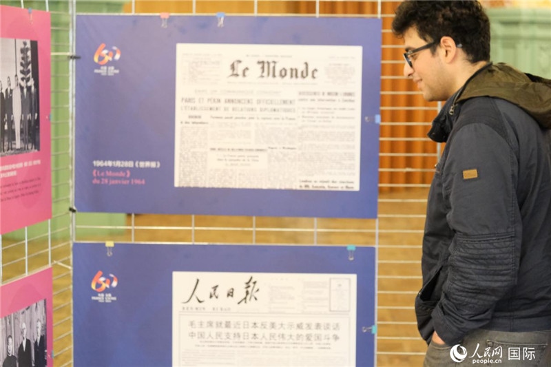 蒙達爾紀市民駐足“中法建交六十周年”圖片展。人民網(wǎng)記者 于超凡攝